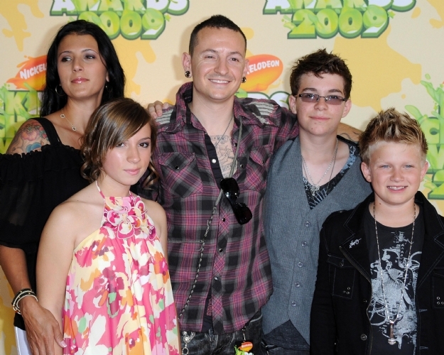 Chester Bennington hạnh phúc bên gia đình. 