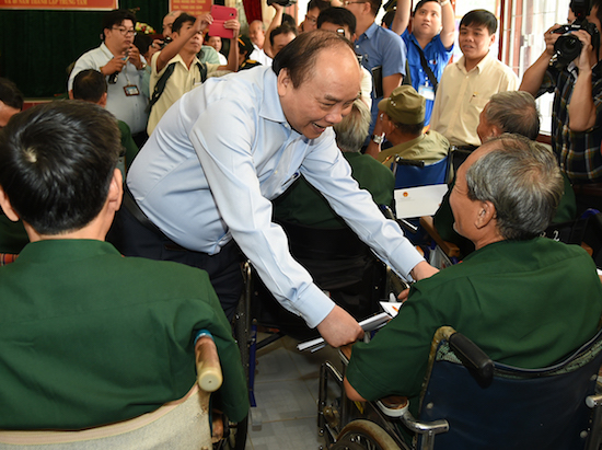 Thủ tướng đi thăm hỏi các thương, bệnh binh nhân ngày 27/7