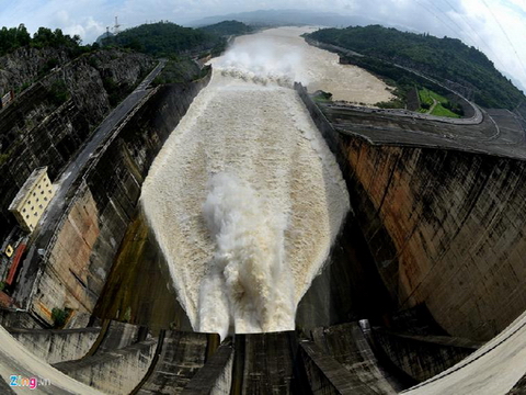 Bất chấp nguy hiểm, dân tình trèo lên thành đập xem thủy điện Hòa Bình mở 3 cửa xả đáy
