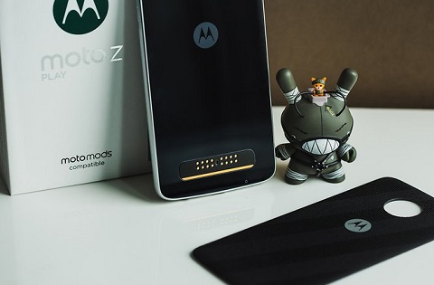 Vô địch của vô địch: Moto Z Play. Moto Z Play của Lenovo được coi là vô địch về tuổi thọ pin. Điện thoại này được trang bị pin kích cỡ lớn (3510 mAh) đáp ứng hoạt động (cơ bản hay đa tác vụ) của màn hình 5,5 inch full HD trong nhiều giờ. Bạn có thể có hai ngày sử dụng điện thoại trong chế độ chạy đa tác vụ. Điều này được lý giải một cách đơn giản : pin lớn, bộ vi xử lý không ngốn nhiều năng lượng, màn hình AMOLED.