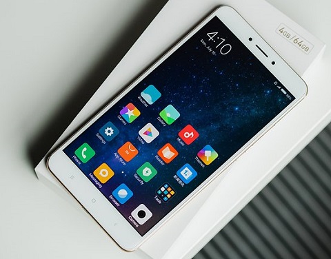 Vô địch dòng phablet: Xiaomi Mi Max 2. Các mô hình của Xiaomi luôn có chất lượng pin đảm bảo và Xiaomi Mi 2 Max nổi trội trong số phablet mang thương hiệu này. Mặc dù mô hình này trang bị màn hình lớn ngốn nhiều năng lượng pin nhưng đổi lại màn hình có độ phân giải Full-HD và hệ thống tối ưu hóa phần mềm thực sự hiệu quả. Trong điều kiện thử nghiệm thực tế khi xem TV, bật tính năng ultra - clear image, độ sáng mặc định và âm lượng 25%, áy có thể trụ đến 25 giờ liên tục. Còn nếu thử chơi game trong 2 tiếng 9 phút, Xiaomi Mi Mix 2 chỉ mất 13% dung lượng pin.