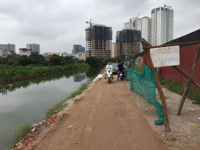 Theo phản ánh của người dân, nhiều vụ tai nạn đã xảy ra kể từ khi con đường bị chắn