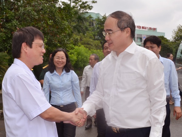 Bí thư Nguyễn Thiện Nhân thăm hỏi đại diện cán bộ, chiến sĩ Bệnh viện Quân y 175.
