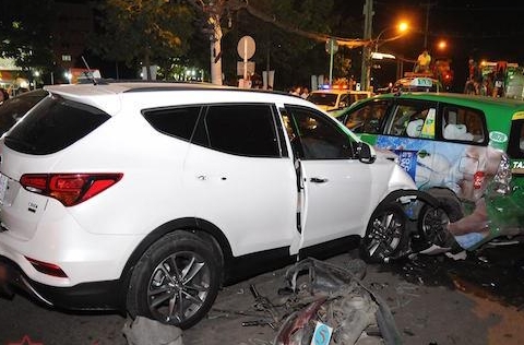 Xe ô tô màu trắng gây ra tai nạn liên hoàn