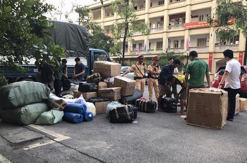 Hà Nội: Phát hiện xe tải chở 'kho' hàng không rõ nguồn gốc