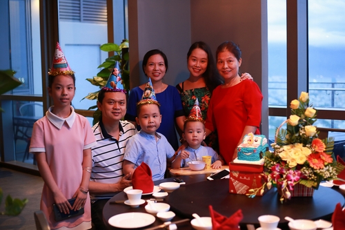Tọa lạc tại tầng 33-34 khách sạn 5 sao đẳng cấp Novotel Danang Premier Han River, hệ thống Nhà hàng Hải Cảng Đà Nẵng là địa điểm lý tưởng để ngắm trọn vẻ đẹp thành phố sông Hàn từ trên cao. Nội thất tông màu đỏ đen đặc trưng cùng những bức tranh thủy mặc, bình gốm, bình rượu và chuỗi đèn lồng mang sắc đỏ khiến toàn bộ không gian nhà hàng vừa sang trọng vừa ấm cúng. Bên cạnh khu outside, nhà hàng có thiết kế nhiều phòng riêng phục vụ nhu cầu cho nhóm khách lẻ cho tới nhóm khách đoàn đông. Với tiêu chuẩn khắt khe trong khâu tuyển chọn nguyên liệu cùng tay nghề điêu luyện của các đầu bếp, Hải Cảng Đà Nẵng từ khi đi vào hoạt động trong thời gian ngắn đã trở thành một địa chỉ ẩm thực hấp dẫn tại Đà thành, là điểm hẹn lý tưởng cho các buổi tiệc, gặp mặt đối tác hay những bữa ăn vui vẻ, ấm cúng cho gia đình.