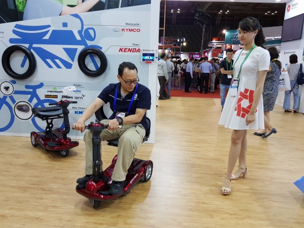 Chiếc xe điện này thu hút sự quan tâm của khá nhiều khách tham quan triển lãm.