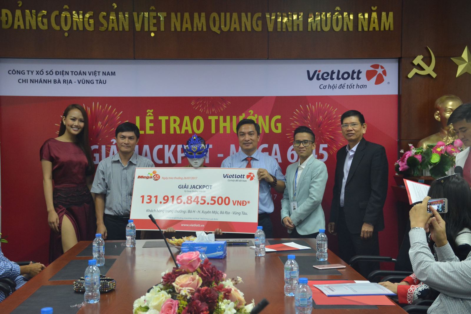 Một khách hàng lĩnh thưởng Vietlott với giá trị cao kỷ lục