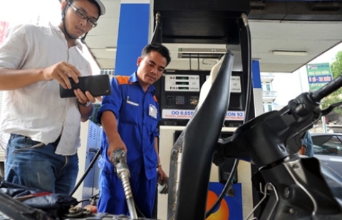 Từ 1/8, có thể mua xăng dầu bằng thẻ ATM của 41 ngân hàng