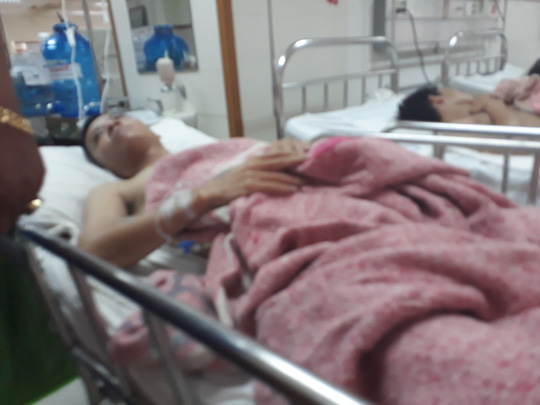 Xông vào quán, nã đạn vào khách hàng