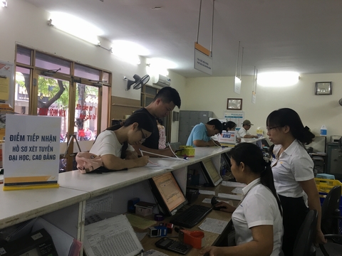 Nhiều thí sinh lựa chọn ra Bưu cục gần nhất để nộp hồ sơ và lệ phí xét tuyển Đại học, Cao đẳng, Trung cấp.