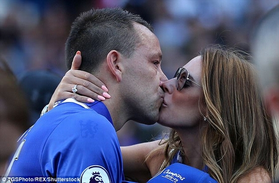 Đăng ảnh đi chơi, John Terry &quot;vẽ đường&quot; cho trộm vào nhà!
