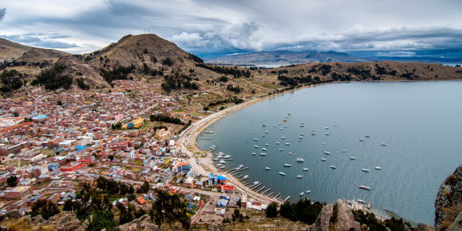 2. Bolivia: Bolivia là địa điểm du lịch kém hấp dẫn hơn so với các quốc gia khác ở khu vực Nam Mỹ như Brazil, Argentina, Chile và Peru. Điều này thật đáng tiếc vì Bolivia có nhiều phong cảnh đẹp và chi phí sinh hoạt cực kỳ rẻ.  Tới đây, du khách có thể khám phá núi Andes, rừng Amazon, hồ Titicaca và cánh đồng muối lớn nhất giới Salar de Uyuni. Giá thuê phòng nghỉ tại Bolivia có mức thấp nhất chỉ 6 USD/đêm. Một bữa ăn tại nhà hàng bình dân có giá 3,5 USD và bia được phục vụ với giá 2,1 USD/vại. Để tiết kiệm thêm kinh phí, bạn có thể ăn trưa tại các khu chợ địa phương.