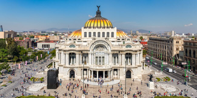 4. Mexico: Mexico không chỉ nổi tiếng với những bãi biển đẹp và khu nghỉ dưỡng đẳng cấp thế giới, mà còn có lịch sử lâu đời với các địa danh được công nhận là di sản thế giới cùng hệ sinh thái rất đa dạng. Điều đáng ngạc nhiên là chi phí du lịch ở Mexico vô cùng rẻ. Du khách có thể tìm được phòng nghỉ với giá 0,5 USD/đêm, nhưng chi phí ăn khá cao khoảng 5 USD/suất tại nhà hàng bình dân và bia có giá 1,38 USD/cốc. Bạn nên hạn chế chi tiêu tại các khu nghỉ dưỡng ven biển.