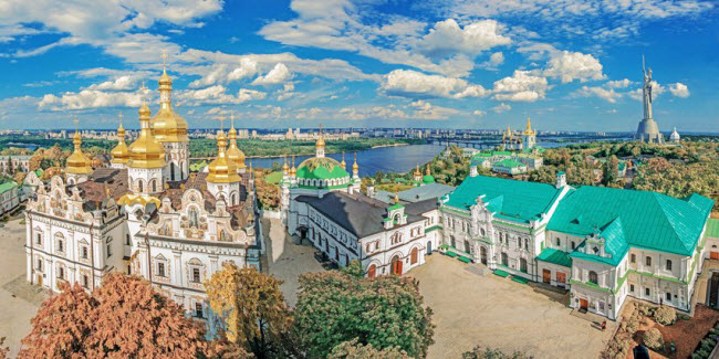 5. Ukraine: Ukraine là một trong những quốc gia ít du khách nhất tại châu Âu, cho dù có diện tích lớn thứ 2 ở lục địa già. Du khách có thể gặp khó khăn khi tới đây vì người dân địa phương không sử dụng tiếng Anh nhiều. Nhưng đổi lại, Ukraine có nhiều công trình kiến trúc cổ kính và chi phí du lịch tương đối rẻ. Giá phòng nghỉ thấp nhất chỉ ở mức 3,09 USD/đêm, trong khi một bữa ăn tại nhà hàng bình dân chỉ 3,84 USD/suất.