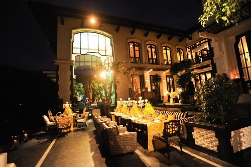 Ba năm liền được World Travel Awards xướng tên là “Khu nghỉ dưỡng sang trọng nhất thế giới”, đồng thời các hạng mục dịch vụ như spa, ẩm thực tại đây cũng liên tiếp được vinh danh bởi những tổ chức uy tín nhất, InterContinental Danang Sun Peninsula Resort đã trở thành điểm đến được giới tài phiệt và người nổi tiếng thế giới lựa chọn để trải nghiệm những kỳ nghỉ hạnh phúc. Mới đây, trong cuộc đua giành giải thưởng Khu Villa sang trọng nhất khu vực Châu Á 2017, Sun Peninsula Residence Villa của khu nghỉ dưỡng này cũng đã xuất sắc vượt qua các đối thủ nặng ký, tiếp tục giữ ngôi vị cao nhất.