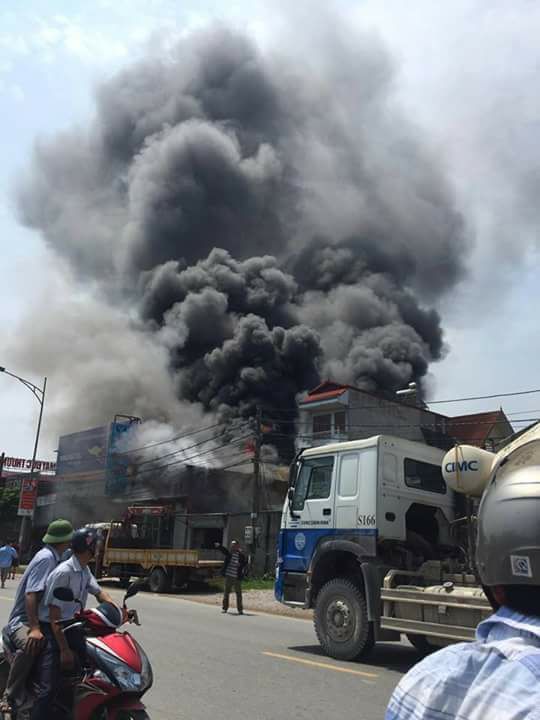 Khói bốc lên nghi ngút từ đám cháy