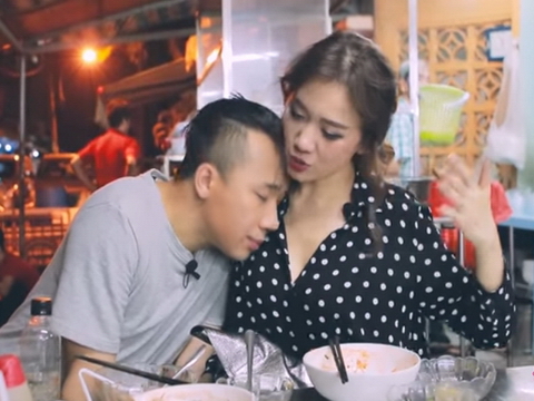 Trấn Thành suồng sã ôm ấp vợ giữa quán ăn