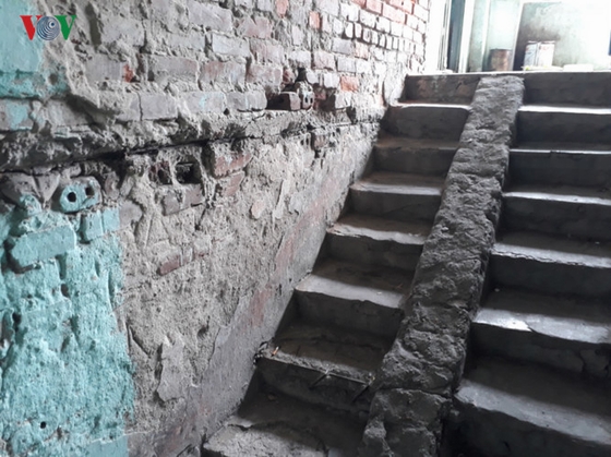 Những vết nứt, vết bong tróc xuất hiện ngày một nhiều với mức độ ngày một nghiêm trọng