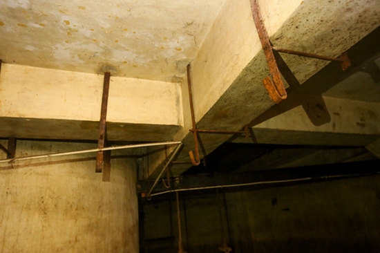 Các giá đỡ hệ thống đường ống nước nằm trong giếng đã được tháo bớt ra.