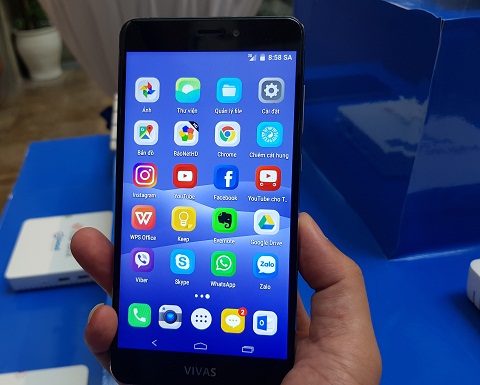 Cầm thiết bị trên tay, người dùng có thể cảm nhận sự chắc chắn từ thiết kế nguyên khối. Smartphone được trang bị hai mặt kính cường lực với tông màu đen đồng nhất và ấn tượng. Cả hai mặt kính đều được bo cong 2.5D mềm mại. Kích thước thân máy là 151x75mm với tỷ lệ màn hình trên toàn mặt trước là 72,7%. Máy được trang bị viền kim loại sáng bóng chắc chắn và sang trọng, xen kẽ 4 dải nhựa ở hai phía sử dụng làm nơi thu phát tín hiệu di động. Bộ khung được vát kim cương tinh tế về hai phía, tạo cảm giác thoải mái nhất cho người sử dụng, do đó, dù có độ dày thân máy là 7,6mm cùng kích thước 151x75mm song người dùng khi cầm chiếc smartphone trên tay vẫn có thể cảm thấy thoải mái, không bị mỏi.