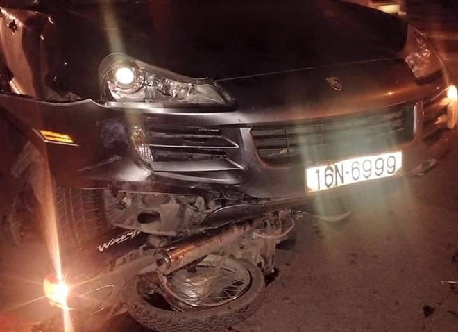 Siêu xe Porsche đâm liên tiếp 4 xe máy, 6 người bị thương