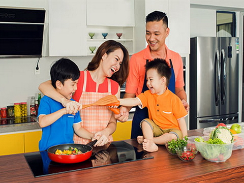 MC Đan Lê tiết lộ bí quyết kéo chồng con cùng vào bếp