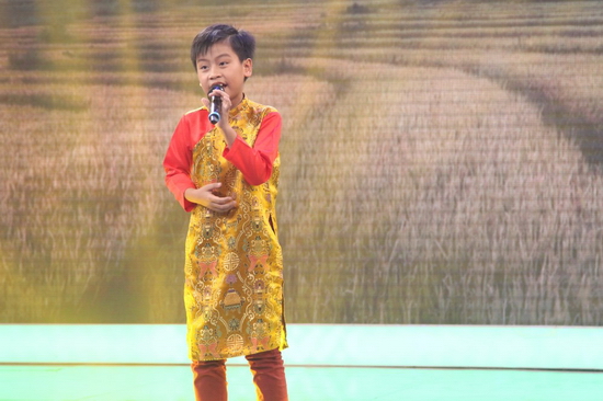Hai tài năng nhí chọn dòng nhạc trữ tình quê hương khá tương đồng. Tấn Bảo (11 tuổi) chọn ca khúc Tình Đất...