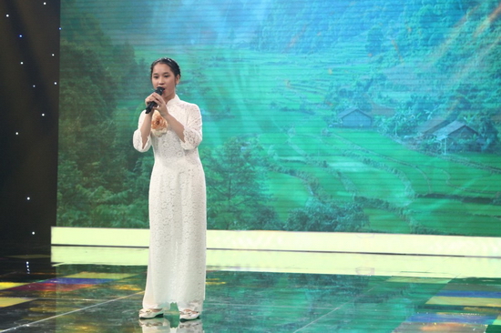 ... và Bích Ngọc, 13 tuổi thể hiện Về Quê. Đại Nghĩa góp ý bài hát Tình Đất của cậu bé khá tròn trịa nhưng còn thiếu điểm nhấn. Mặt khác, nam giám khảo khen chiếc áo dài trắng, gương mặt hồn hậu rất cảm tình của Bích Ngọc. Tuy nhiên, anh cũng nhận xét chất giọng Bích Ngọc còn cứng, thiếu độ luyến láy. Cẩm Ly cũng đồng tình với Đại Nghĩa và kết quả, Tấn Bảo là tài năng nhí tiếp theo lọt vào đội Hải Anh.