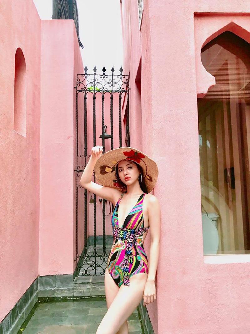 Lựa chọn trang điểm tông cam đất, vẻ đẹp của Khánh Linh càng trở nên hút hồn, quyến rũ.