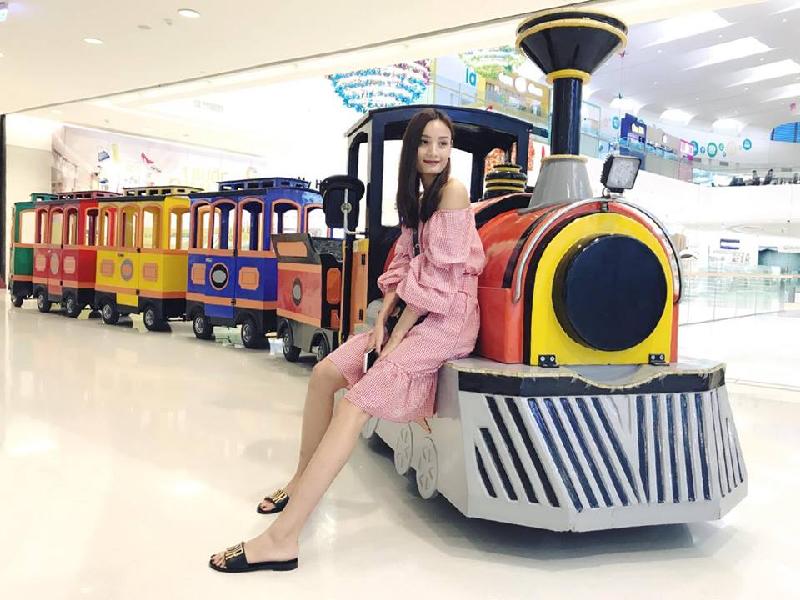 Lê Thúy thích thú với những trò chơi của trẻ em: 