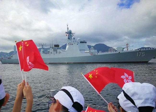 Ngày 7/7/2017, tàu khu trục tên lửa Ngân Xuyên số hiệu 175 Type 052D của Hạm đội Nam Hải đã cùng đến Hồng Kông với tàu sân bay Liêu Ninh, Hải quân Trung Quốc. Ảnh: Sohu