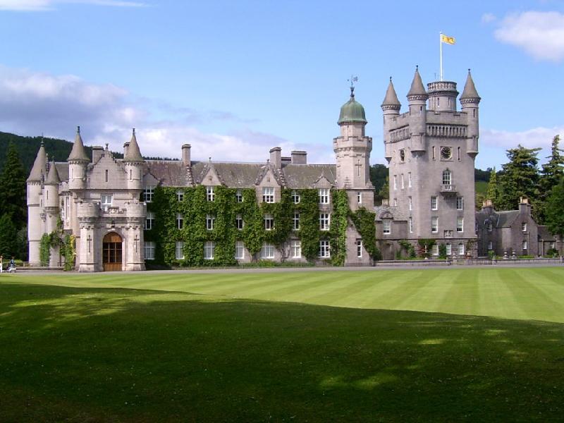 Khối tài sản khổng lồ hái ra tiền của Nữ hoàng Anh hình ảnh 5 Lâu đài Balmoral, Aberdeenshire, Scotland: Khu đất rộng 20.000 hecta này nằm trong tài sản của hoàng gia Anh từ năm 1952 và là nơi nghỉ hè của Nữ hoàng. Theo Công chúa Eugenie, cháu của Nữ hoàng, đây là nơi đẹp nhất thế gian và khiến Nữ hoàng vui vẻ nhất.