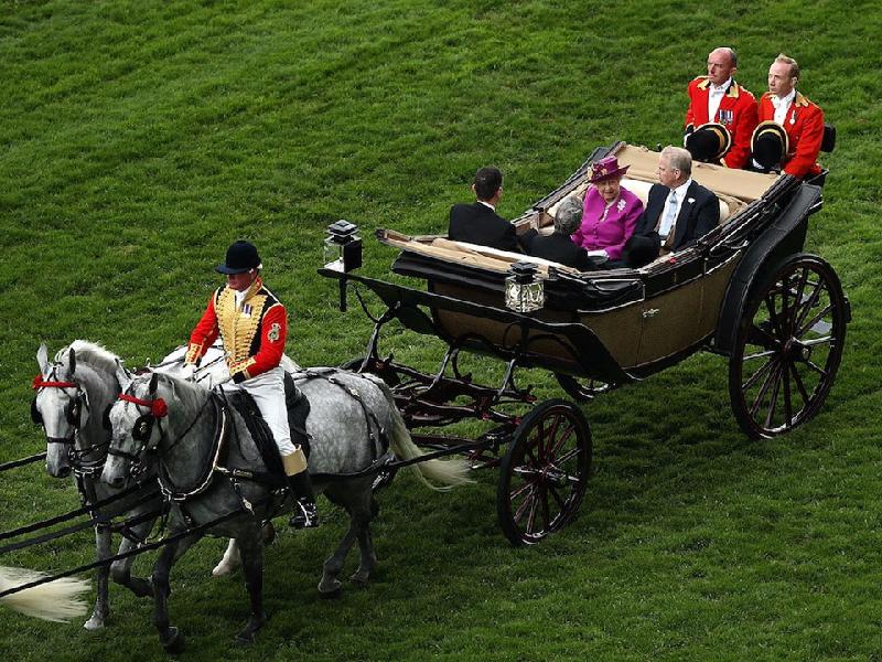 Trường đua Ascot, Berkshire, Anh: Nữ hoàng Elizabeth II nổi tiếng là người mê đua ngựa. Trường đua Ascot là nơi tổ chức cúp Gold vào tháng sáu hàng năm.
