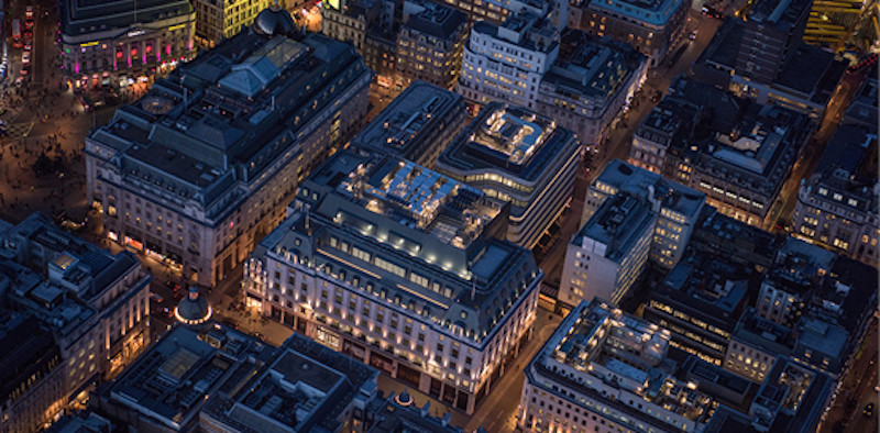 Khối tài sản khổng lồ hái ra tiền của Nữ hoàng Anh hình ảnh 7 Phố Regent và chợ St. James, London, Anh: Toàn bộ phố Regent ở London nằm trong khối Tài sản Hoàng gia. Đây là một trong những phố mua sắm nổi tiếng nhất nước Anh. Tài sản Hoàng gia còn có nhiều bất động sản cho thuê ở vị trí đắt giá tại các thành phố lớn khắp nước Anh, trong đó có Oxford, Exeter, Nottingham, Newcastle, Harlow và Swansea.