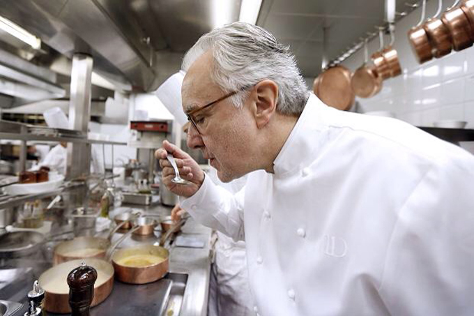Đầu bếp Alain Ducasse điều hành một vài nhà hàng sao Michelin ở các khách sạn sang trọng nhất châu Âu, như Plaza Athenee ở Paris hay The Dorchester ở London.