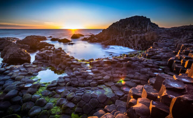 Giant's Causeway, Bắc Ireland: Di sản thế giới này được hình thành từ hoạt động núi lửa cách đây 50-60 triệu năm .