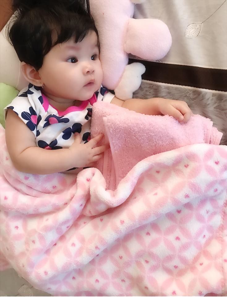 Hải Băng chia sẻ khoảnh khắc dễ thương của con gái: 