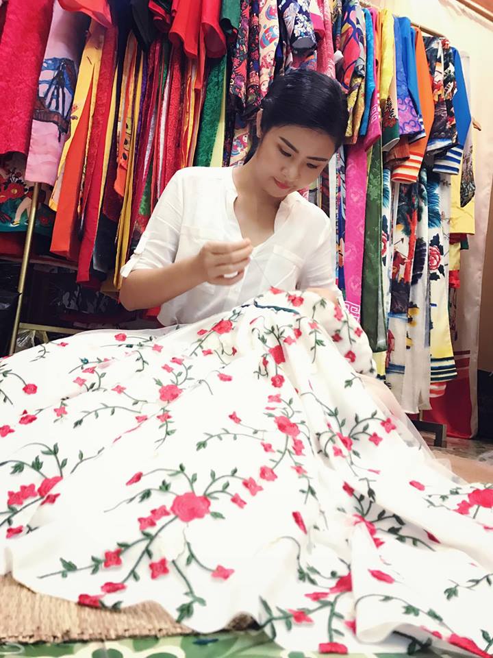 Hoa hậu Ngọc Hân chăm chỉ theo từng đường kim mũi chỉ