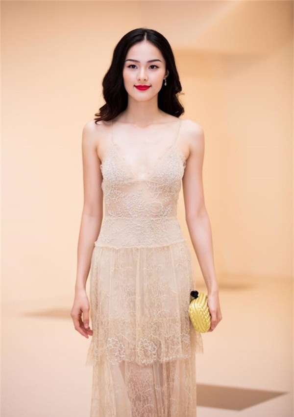 Hạ Vi cũng xuất hiện tại một sự kiện, cô gầy guộc trong chiếc váy 2 dây tông màu nude cổ sâu hun hút.