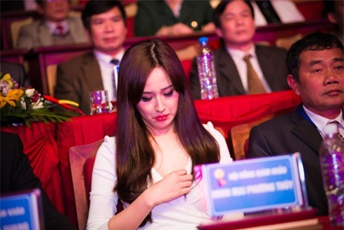Với sở thích mặc đồ gợi cảm, Mai Phương Thúy cũng chẳng ít phen luống cuống vì váy áo.
