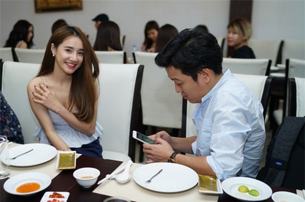Nhã Phương vốn có hình ảnh kín đáo nên tỏ ra vô cùng bối rối khi diện chiếc áo dây hững hờ.