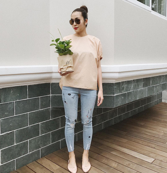 Hình ảnh mới đây của Hà Tăng với thời trang xuống phố giản dị cùng quần skinny, áo dáng suông trẻ trung giúp giấu vòng 2 hoàn hảo.