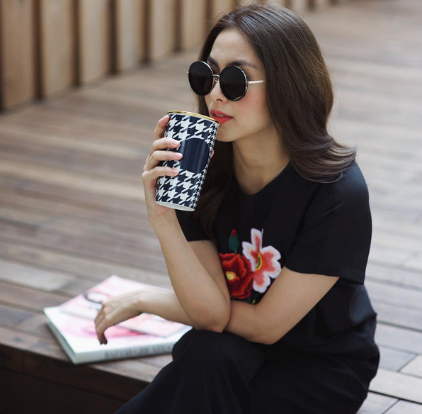 Ngoài ra, cô cũng là fan của tông đen để tạo cảm giác thon thả.