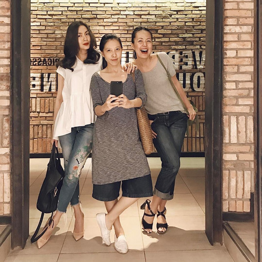 Áo sơ mi suông kết hợp bèo nhẹ và quần jeans giúp bà mẹ 2 con che vòng bụng chưa được thon gọn sau sinh.