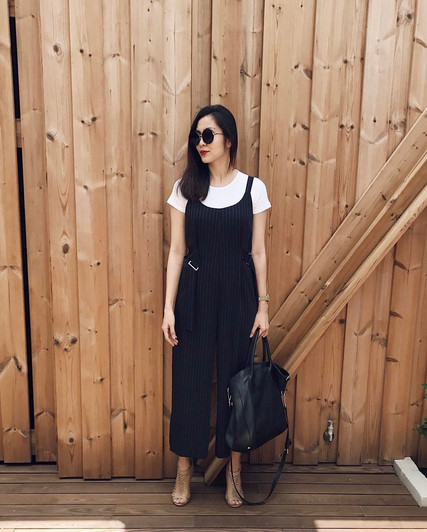 Jumpsuit với họa tiết kẻ sọc và kiểu dáng rộng giúp giấu nhược điểm cơ thể.