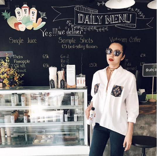 Bạn cũng có thể chọn sơ mi oversized như Hà Tăng nếu chưa tự tin về vóc dáng.