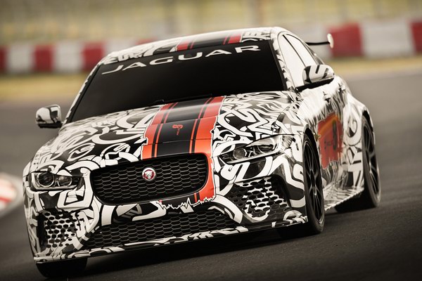 5. Jaguar XE SV Project 8: Tuy dựa trên dòng XE, mẫu xe mới được ưu ái động cơ 5.0L V8 siêu nạp, sản sinh công suất tối đa gần 600 mã lực, sức mạnh không thua gì nhiều dòng siêu xe khác.