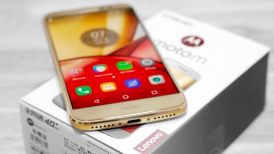 Motorola Moto M sở hữu lớp vỏ nguyên khối kim loại, bề mặt được phủ một lớp chống thấm nước, khung viền màn hình khá nhỏ nên giúp thiết bị trông thon gọn hơn các đối thủ dù trang bị màn hình lớn.