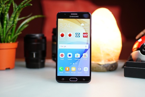 Trong khi cấu hình phần cứng của Galaxy J7 Prime thì chỉ ở mức trung bình so với các máy cùng tầm giá hiện nay, không có gì ấn tượng. Cụ thể máy có màn hình 5,5 inch độ phân giải Full HD, chạy Android 6.0 với sức mạnh của vi xử lý Exynos 7870 tám lõi, RAM 3GB và 32GB bộ nhớ trong (có hỗ trợ khe cắm thẻ nhớ mở rộng).